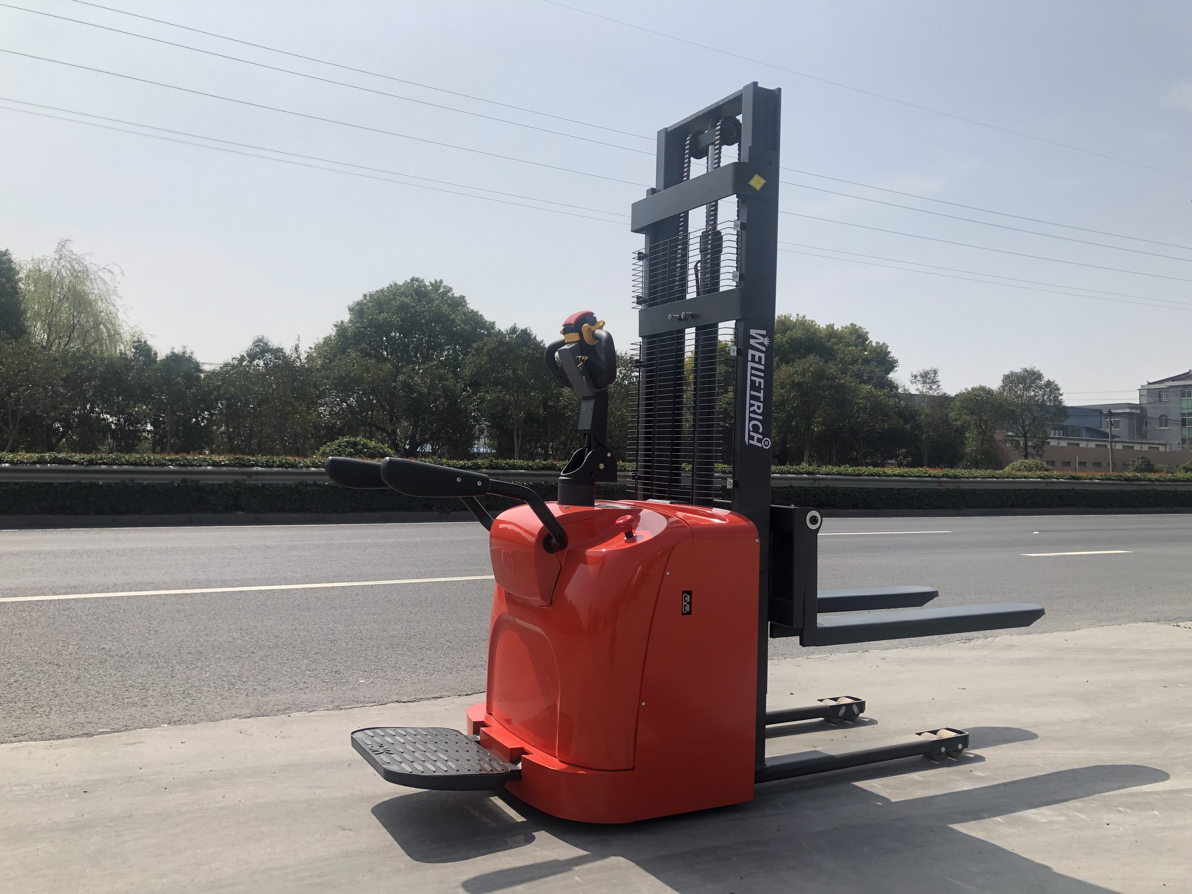 1600kg 2000kg fully battery electric stacker ride on electric forklift stacker